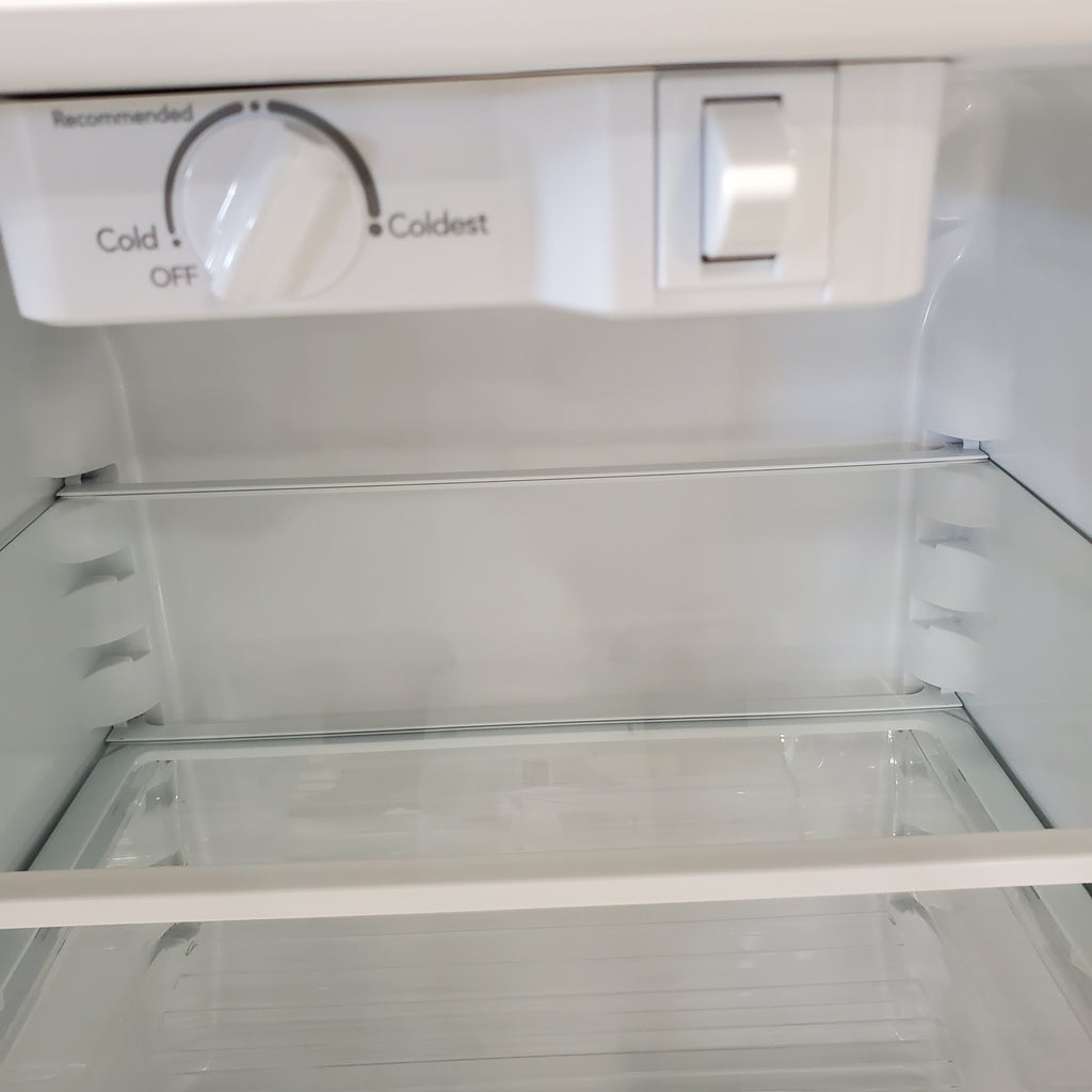 Pictures of Frigidaire 20 Cu. Ft. Top Freezer Refrigerator with EvenTemp Cooling System LFTR2045VF - Scratch and Dent (Minor) - Neu Appliance Outlet - Discount Appliance Outlet in Austin, Tx
