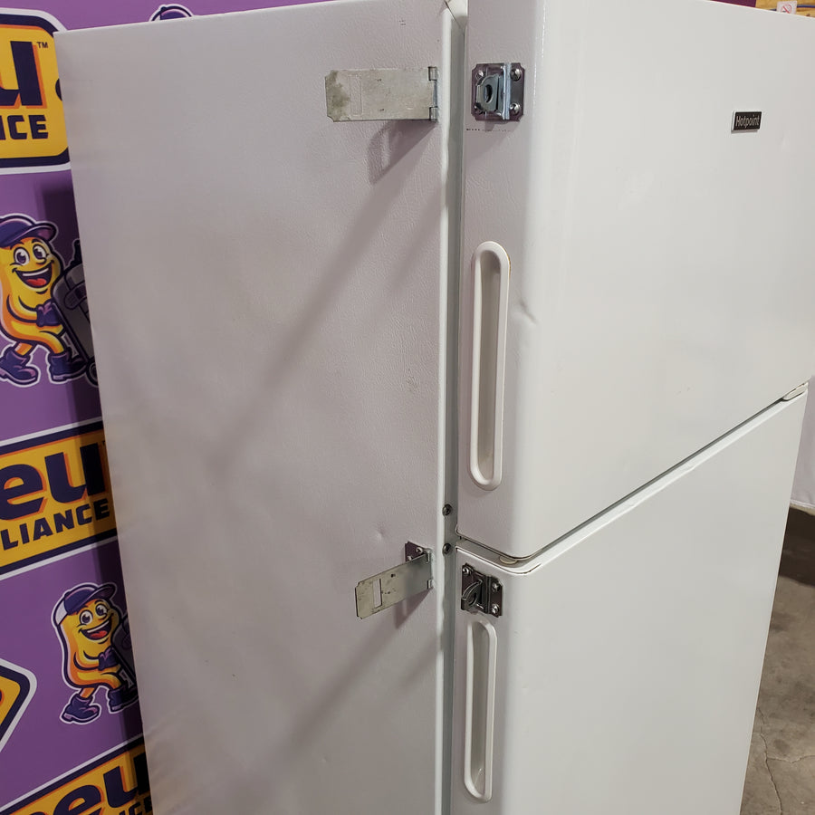 Hotpoint 15.6-cu ft Standard-Depth 28-in Wide Top-Freezer Refrigerator in White HPS16BTNRWW - Certified Refurbished