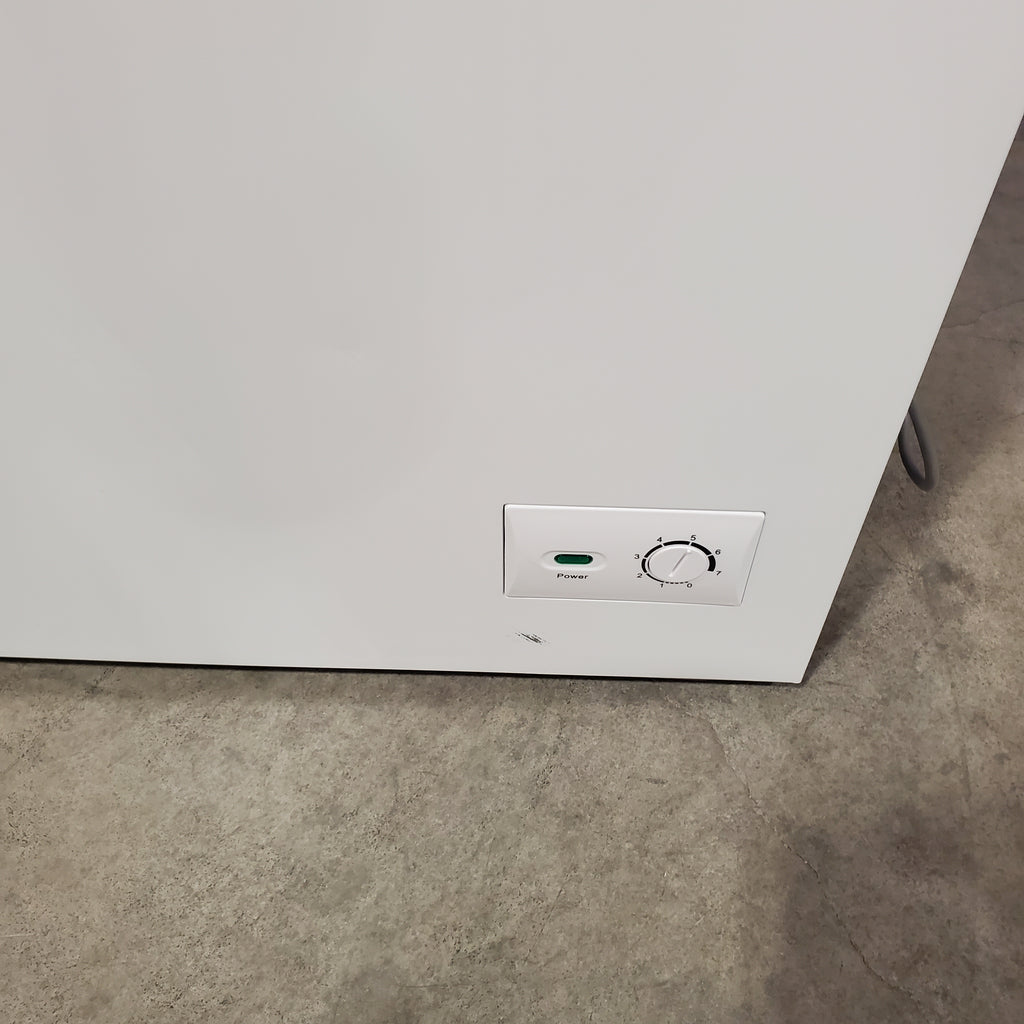 Magic Chef 8.7 cu. ft. Manual Defrost Chest Freezer in White 25SA191 - HMCF9W3 - Scratch & Dent (Minor)