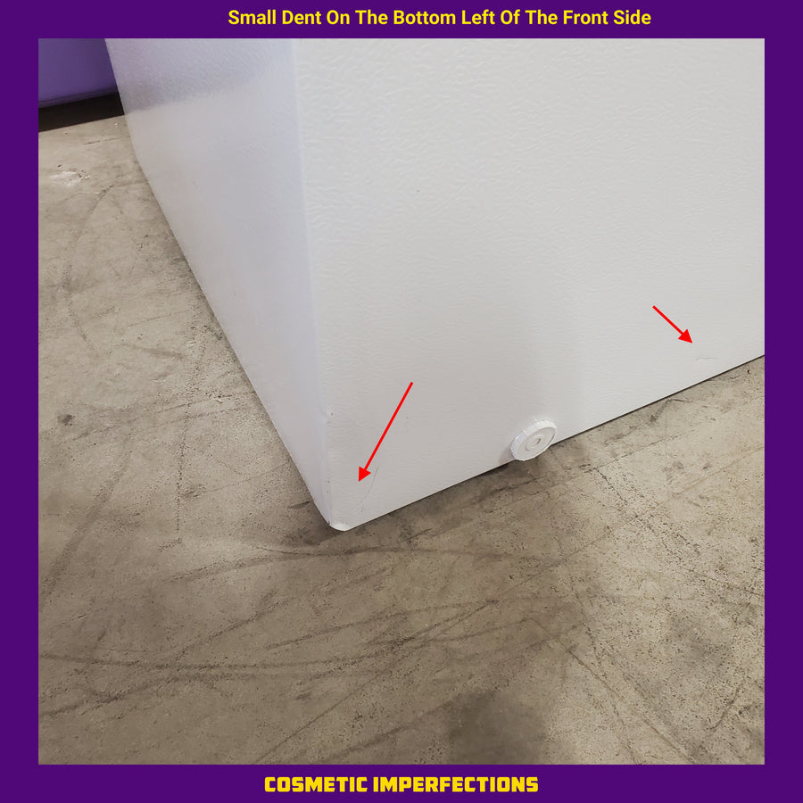 Magic Chef 5.0. cu. ft. Chest Freezer with Interior LED Light and Defrost Water Drain HMCF5W4 - Scratch & Dent (Moderate)