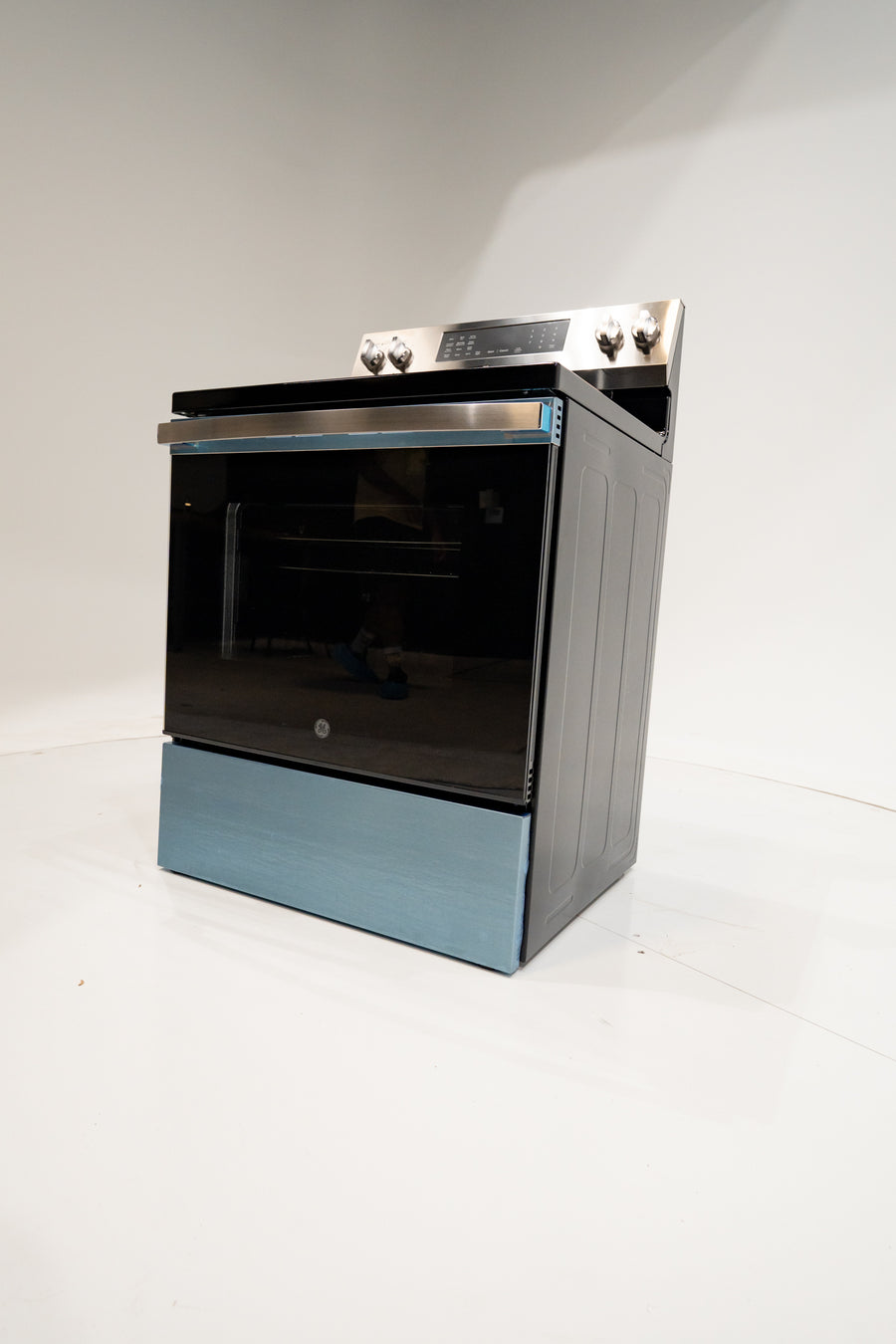 GE ENERGY STAR® 30" Free-Standing Electric Convection Range with No Preheat Air Fry and EasyWash™ Oven Tray GE9846 - GRF600AVSS - New in Box