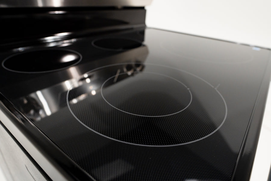 GE ENERGY STAR® 30" Free-Standing Electric Convection Range with No Preheat Air Fry and EasyWash™ Oven Tray GE9846 - GRF600AVSS - New in Box
