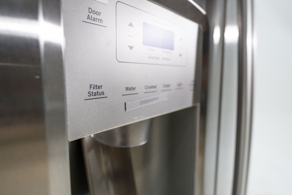 GE GSS25IYN Stainless steel refrigerator with digital control panel