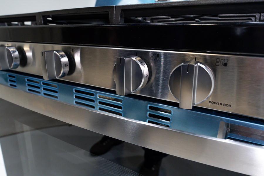 GE 30" Free-Standing Gas Convection Range with EasyWash™ Oven Tray and No Preheat Air Fry GE9845 - GGF600AVSS - New in Box