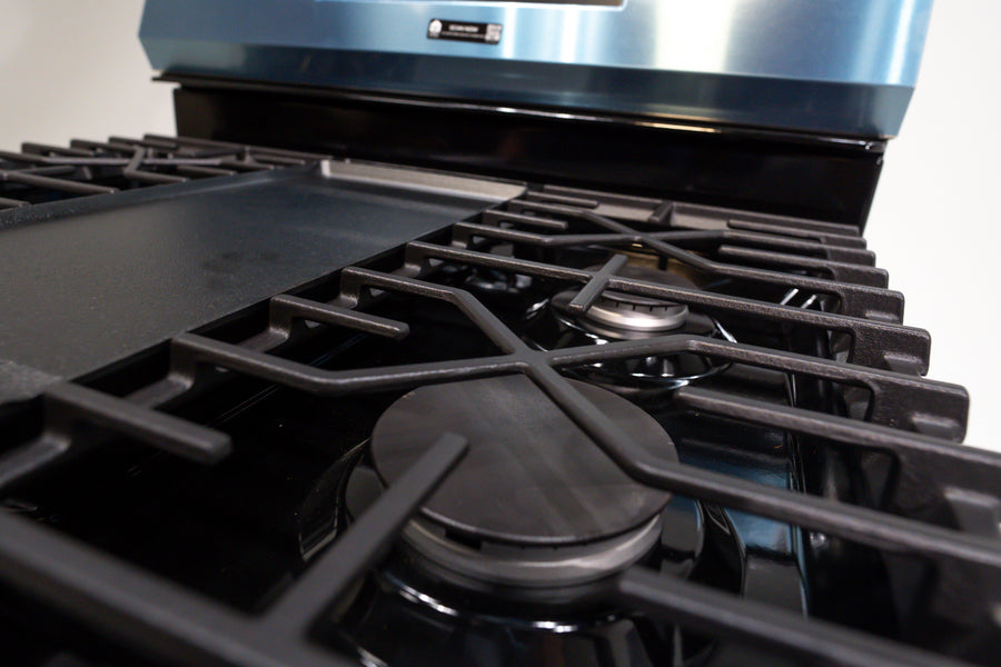 GE 30" Free-Standing Gas Convection Range with EasyWash™ Oven Tray and No Preheat Air Fry GE9845 - GGF600AVSS - New in Box