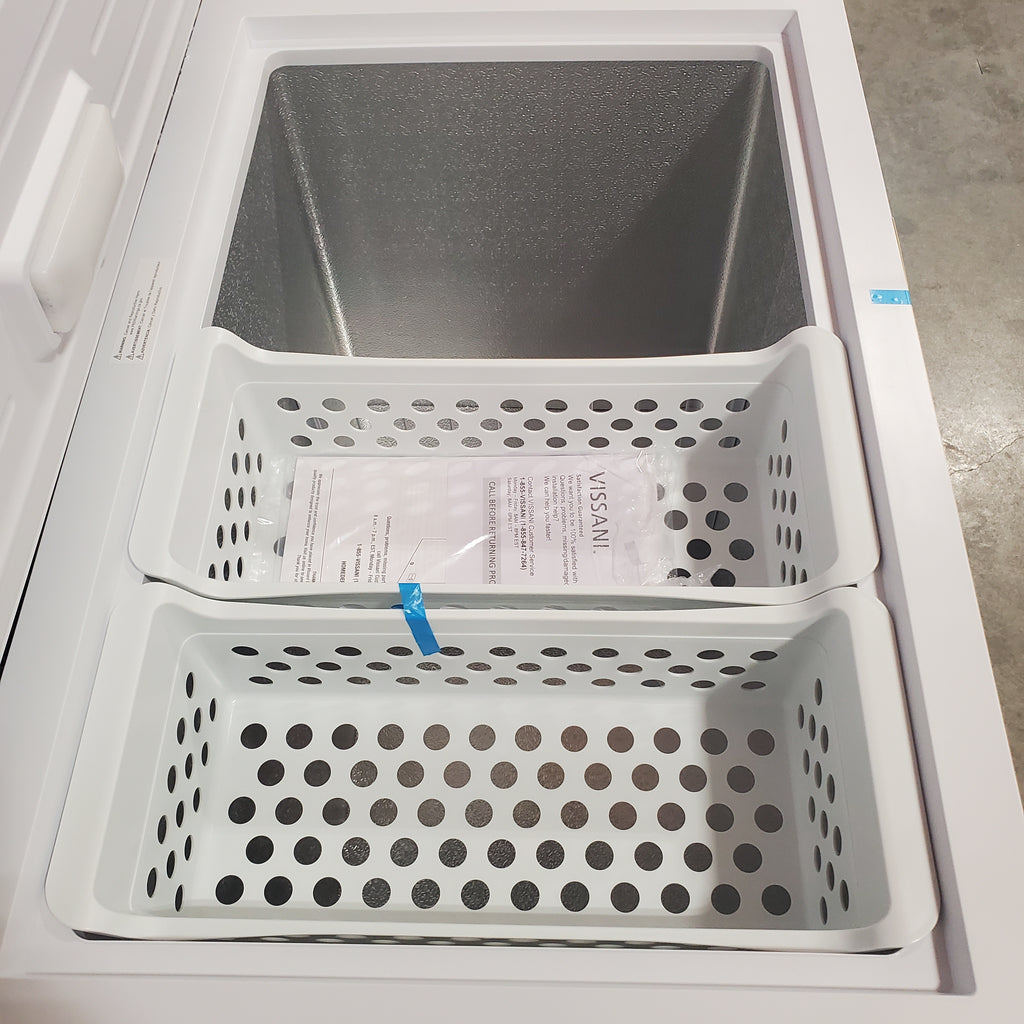 Pictures of Vissani 6.9 cu. ft. Manual Defrost Chest Freezer in White, Garage Ready with LED Light Type SA117 - DCM7QRWW - Scratch & Dent (Minor) - Neu Appliance Outlet - Discount Appliance Outlet in Austin, Tx