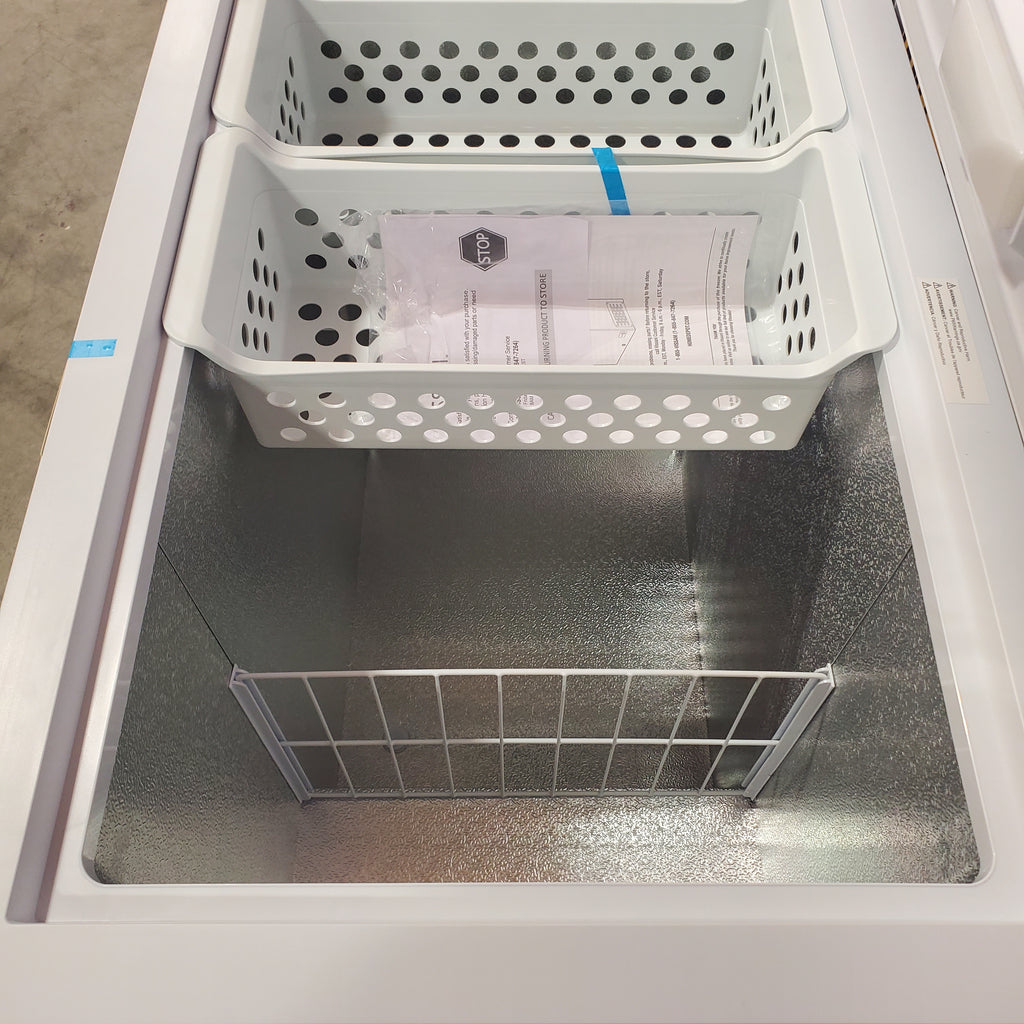 Pictures of Vissani 6.9 cu. ft. Manual Defrost Chest Freezer in White, Garage Ready with LED Light Type SA117 - DCM7QRWW - Scratch & Dent (Minor) - Neu Appliance Outlet - Discount Appliance Outlet in Austin, Tx