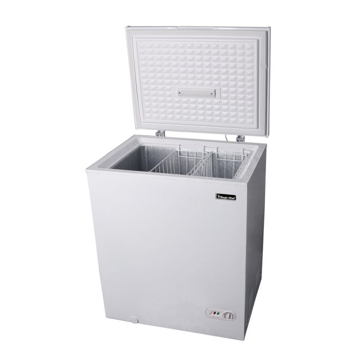 Magic Chef 5.0. cu. ft. Chest Freezer with Interior LED Light and Defrost Water Drain SA624 - HMCF5W4 - Scratch & Dent (Moderate)